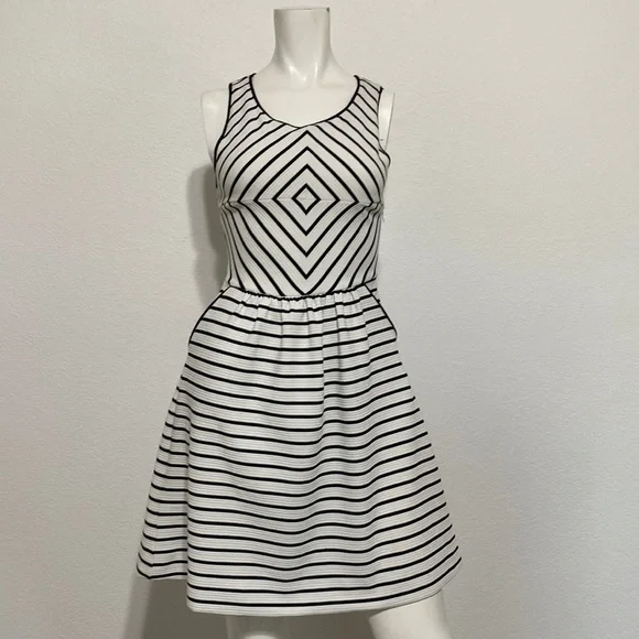 Maeve Anthropologie Black & White Mitred Striped Fit & Flare Dress Size 0 - Picture 2 of 5